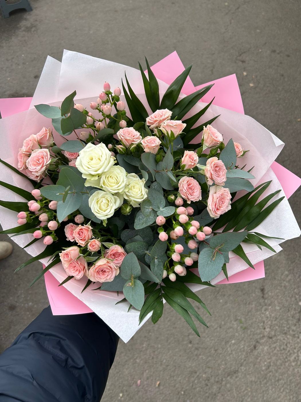 Buchet cu trandafiri roz și albi