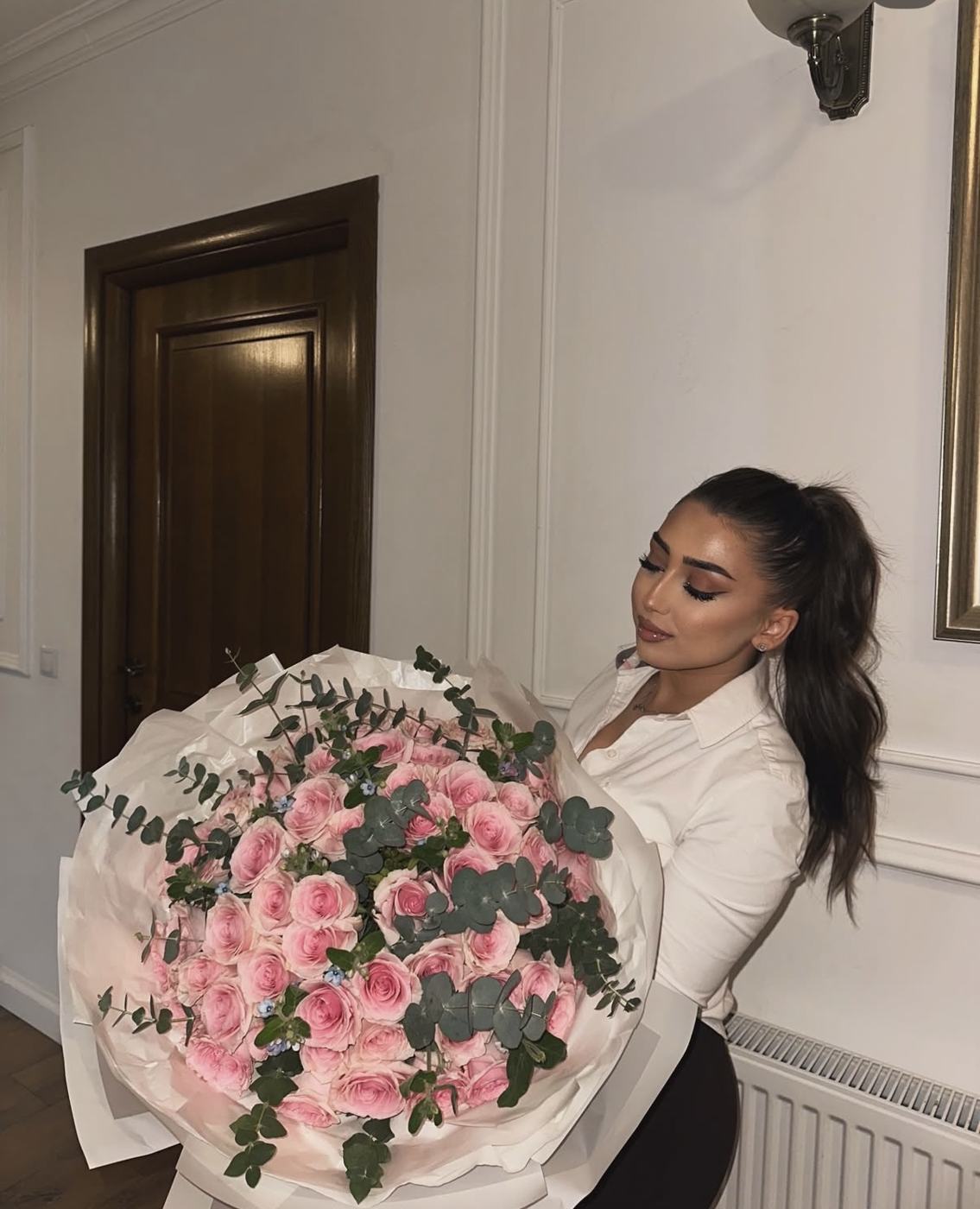 Buchet mare cu trandafiri roz și eucalipt de la Maison des Fleurs